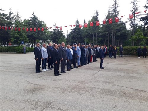 19 Mayıs Atatürk’ü Anma Gençlik ve Spor Bayramı Çelenk Koyma Töreni Yapıldı (2022.05.19)